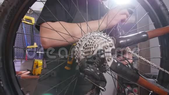 自行车服务理念一个年轻人在车间修理和保养一辆自行车视频的预览图