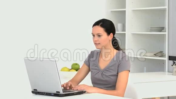 女人给男朋友看笔记本电脑上的东西视频的预览图