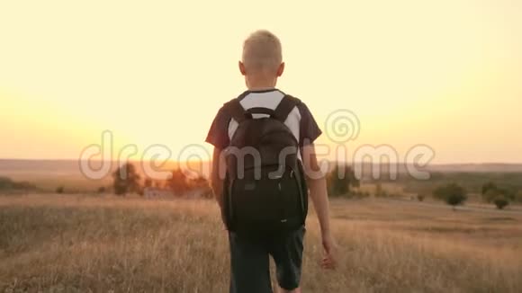 带背包的男孩在田里徒步旅行旅游和旅游视频的预览图