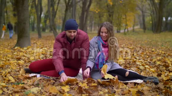 积极浪漫的情侣在秋天公园放松视频的预览图