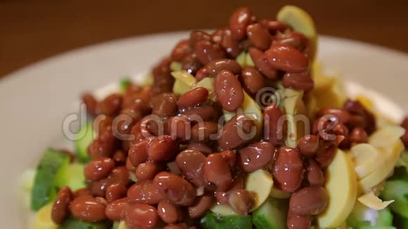 勺子里的豆子掉进了一碗红豆沙拉里视频的预览图