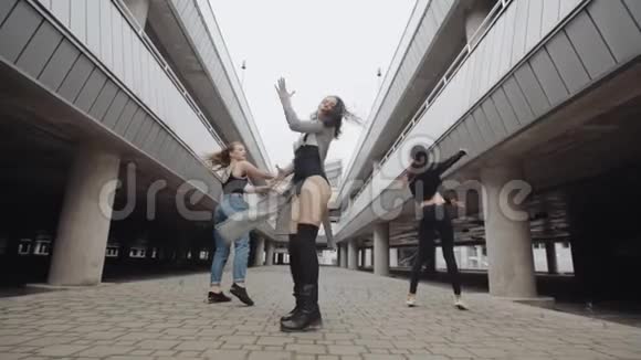 女孩跳舞在停车场表演现代嘻哈或时尚舞蹈摆姿势现代自由式视频的预览图