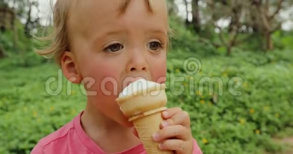 男孩喜欢吃冰淇淋视频的预览图