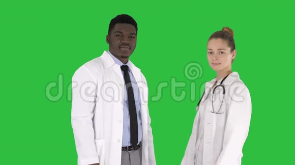 男女医生交叉双臂在绿色屏幕上Chroma键视频的预览图