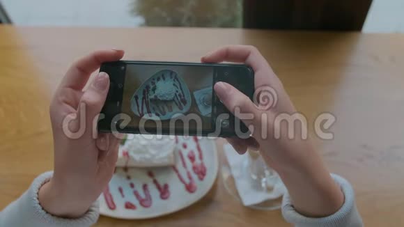 女人手通过智能手机拍摄食物照片特写镜头4K视频的预览图