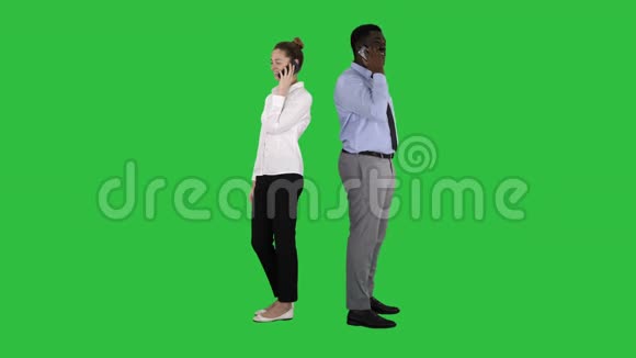 年轻的非裔美国男人和女人背靠背地站在绿色屏幕上打电话Chroma键视频的预览图