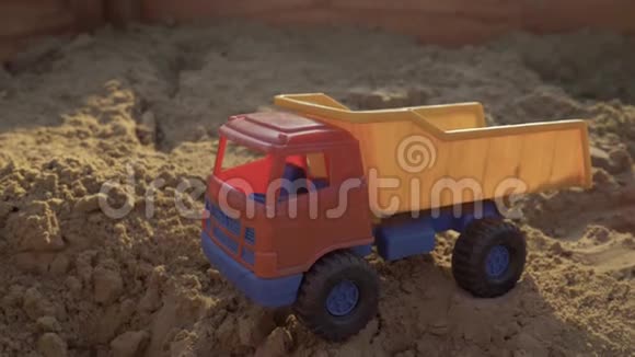 孩子们玩具卡车在沙箱特写4K视频的预览图