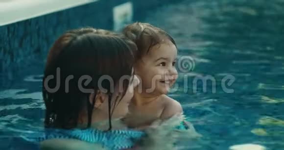 妈妈和宝贝女儿在游泳视频的预览图