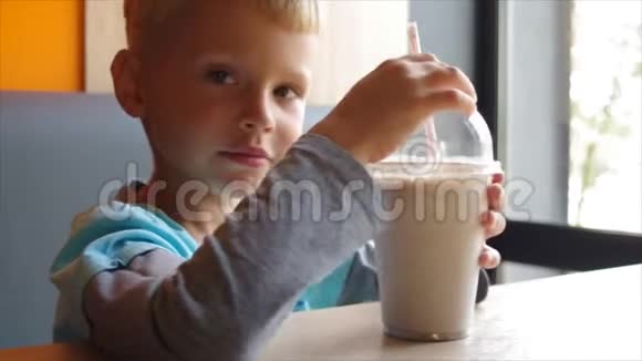 小孩用吸管喝奶昔视频的预览图