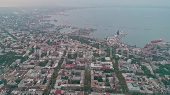 高角度鸟瞰敖德萨市中心展示敖德萨市全景配有歌剧院和海港视频的预览图