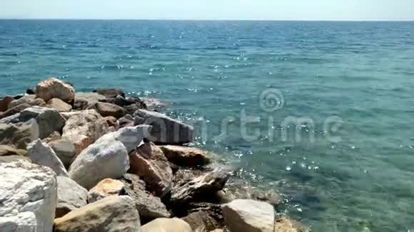 希腊尼基蒂哈尔基迪基地区有岩石和水晶水的海滩视频的预览图