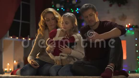 冷漠的父母接电话女孩拥抱泰迪熊孤独视频的预览图
