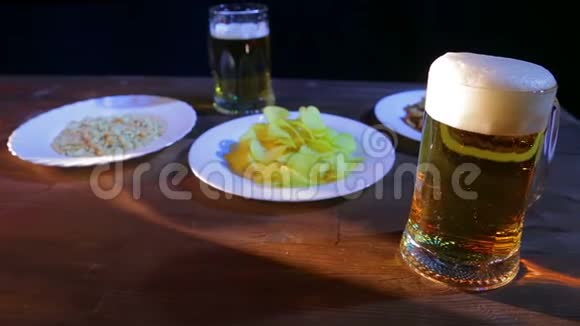 黑色背景的木桌上放着泡沫淡啤酒视频的预览图