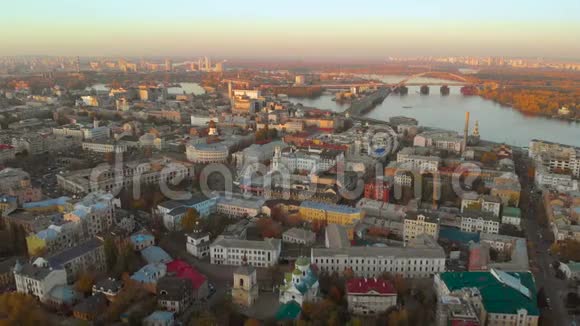 日落时分基辅老城的鸟瞰图视频的预览图
