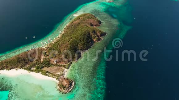 迪泰亚岛上的白色沙滩岛上的船和游客视频的预览图