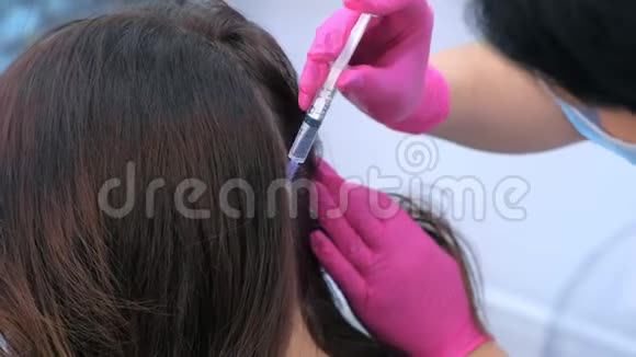 旋毛医生在女性头皮上注射中间疗法特写镜头视频的预览图