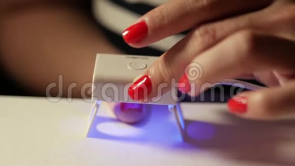 女性手指甲用红色指甲在白色背景上近距离观察经典的彩色美甲视频的预览图