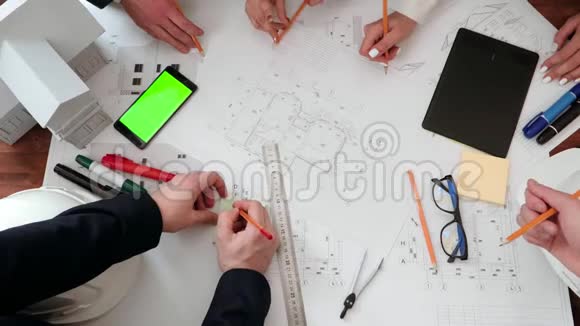 在建筑图纸上展示了建筑绘图铅笔和缺点以及用铅笔做笔记视频的预览图
