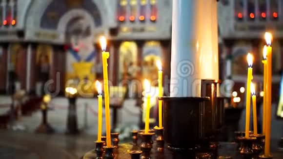 在教堂寺庙里点燃蜡烛视频的预览图