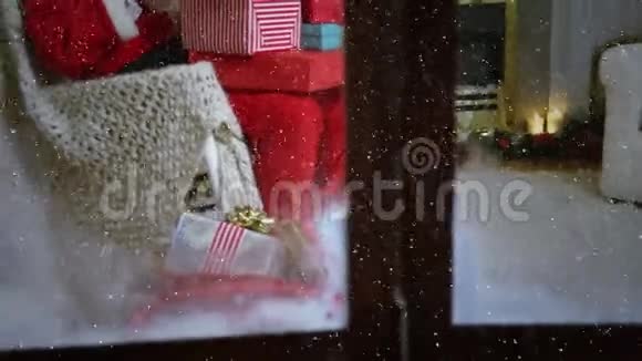 在房间里坐在沙发上的圣诞老人身上下着雪的视频合成视频的预览图