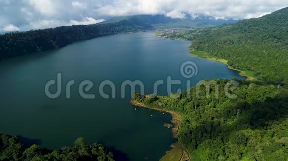 美丽的湖上鸟瞰湖和山景视频的预览图