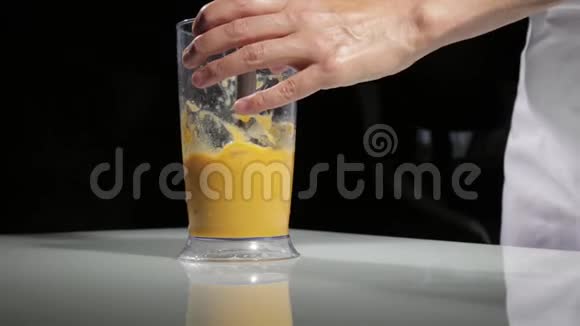 女人做健康的早餐把桃子拌成果汁机视频的预览图