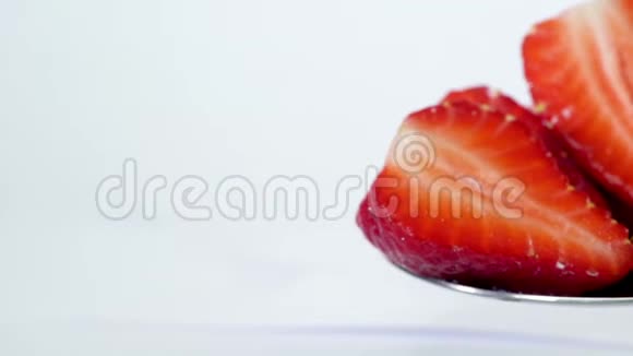 草莓甜点糖浆倒入移动勺子进入框架视频的预览图