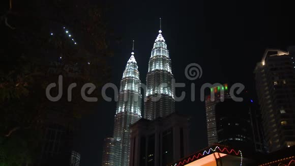 马来西亚吉隆坡马石油双子塔夜景视频的预览图