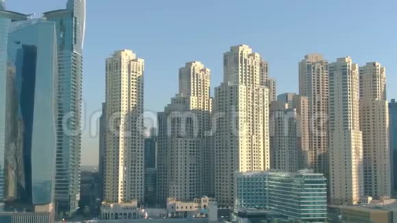 阿联酋从海上俯瞰迪拜码头摩天大楼视频的预览图
