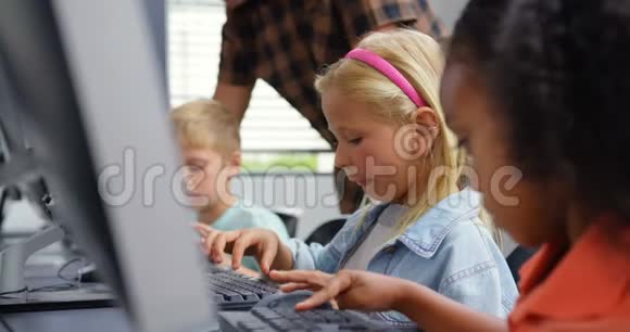 白种人女学生在个人计算机上学习的侧视图男教师在视频的预览图