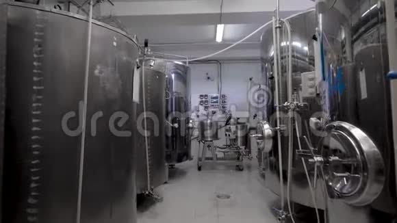 一个啤酒厂的低角度镜头配备了一个新的现代不锈钢容器视频的预览图