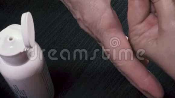 拇指指甲上的红色清漆视频的预览图