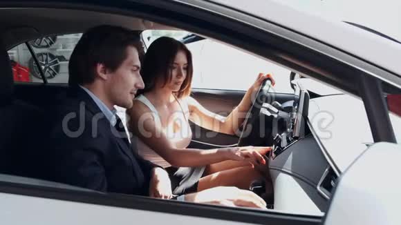 一对夫妇在他们的新车里笑视频的预览图