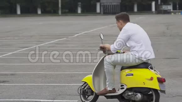 帅哥在停车场开摩托车视频的预览图