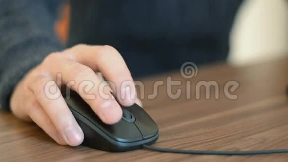 一个在电脑上工作的人的手点击鼠标视频的预览图