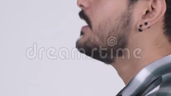 一个长胡子的印度年轻人说话的嘴视频的预览图