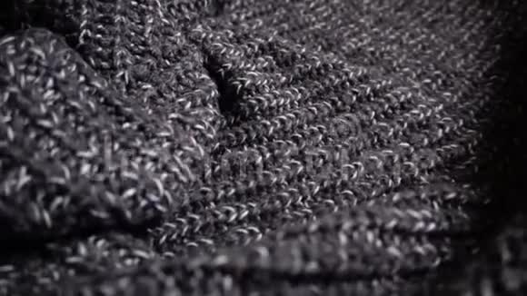 编织的女人灰色的冬季毛衣特写慢动作视频的预览图