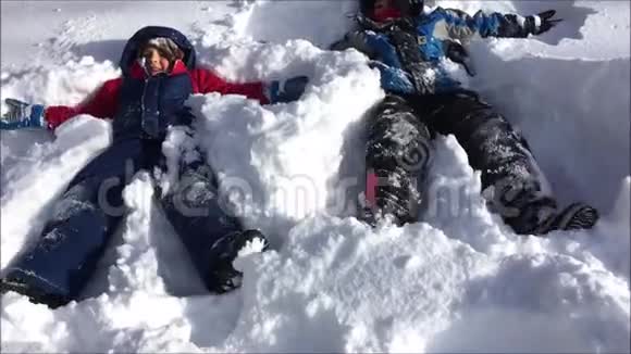 两个孩子在城市操场上玩大雪视频的预览图