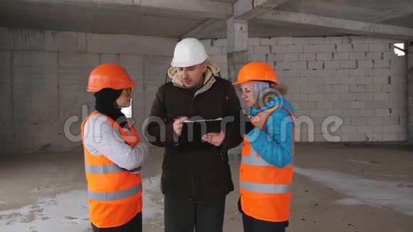 冬季工程师和两名女检查员在积雪覆盖的施工现场检查前方视频的预览图