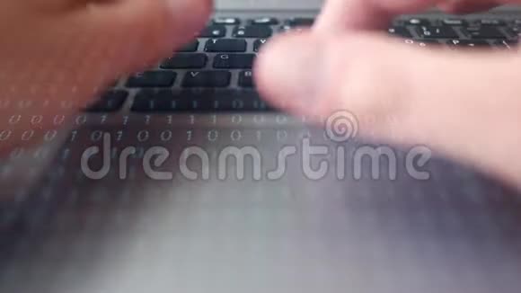 手指操作鼠标垫并在笔记本电脑上输入数字二进制代码视频的预览图