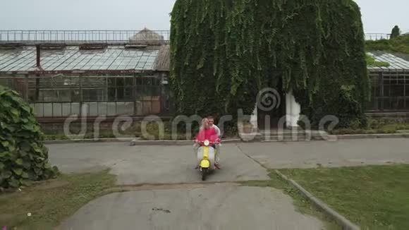 一个骑摩托车的女孩无人驾驶飞机中弹视频的预览图