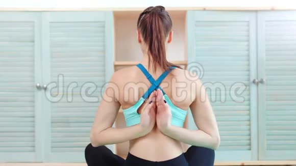Yogi活跃的女性练习瑜伽坐在背后中射视频的预览图