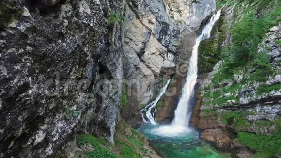 阿尔卑斯山山脉瀑布萨维卡的神奇景色深邃干净的碧水和绿色的森林特里格拉夫国家公园视频的预览图