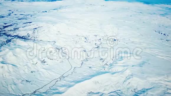 4K视频史诗空中飞行通过雪山走向日出美丽的晨峰视频的预览图