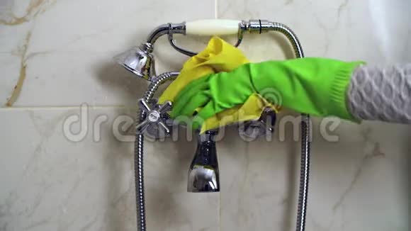 用黄色抹布清洁浴室水龙头视频的预览图