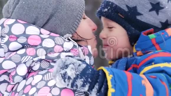 妈妈和幼儿互相拥抱表现出爱关心快乐的情感母子关系视频的预览图
