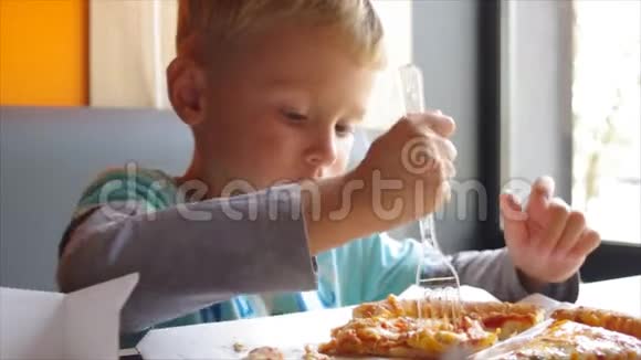 可爱的孩子在快餐店吃比萨饼有食欲实时全高清视频片段视频的预览图
