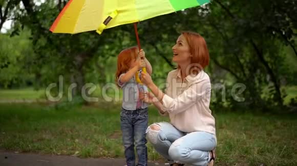 母女俩站在彩虹伞下视频的预览图