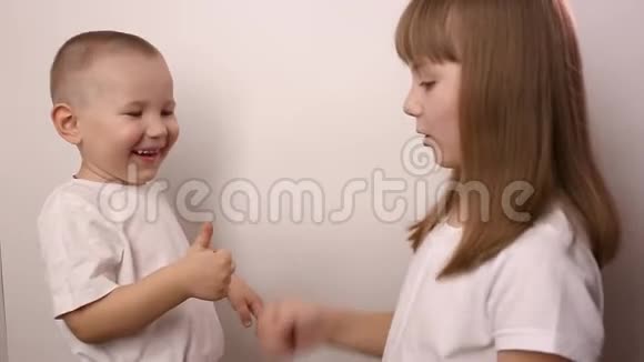 快乐的孩子们在白色的背景上玩游戏摇滚微笑和欢笑视频的预览图