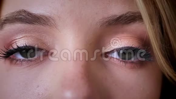 绿色的女性眼睛看着镜头自信的样子化妆眨眼视频的预览图
